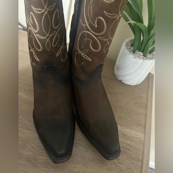 Dark Brown Cowboy 🤠 Boots 👢 with Gold Embroidery size 7 - Picture 10 of 13